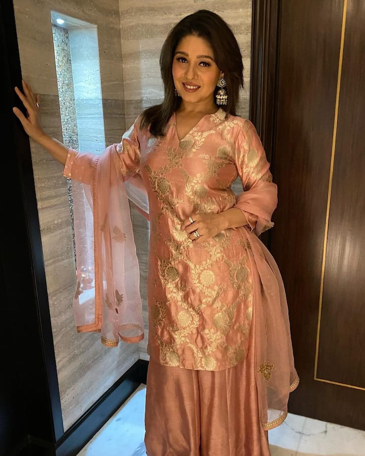 ग्रॅमी पुरस्कार विजेते अमेरिकन गायक एनरिकसोबत सुनिधीने गीत गायले आहे. '(photo courtesy : @sunidhichauhan5 instagram)