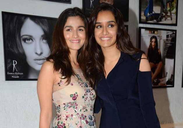 Shraddha Kapoor – Alia Bhatt: श्रद्धा या फिर आलिया... दोनों आज की सुपरस्टार हैं. श्रद्धा ने जहां स्त्री, आशिकी 2, एक विलेन जैसी फिल्मों से खुद को साबित किया है तो वहीं आलिया भट्ट हाइवे, राजी जैसी फिल्मों से छा चुकी हैं. ऐसे में अगर दोनों अभिनेत्रियां एक साथ स्क्रीन शेयर करेंगी तो इनकी केमिस्ट्री देखने लायक होगी. (फोटो - सोशल मीडिया)