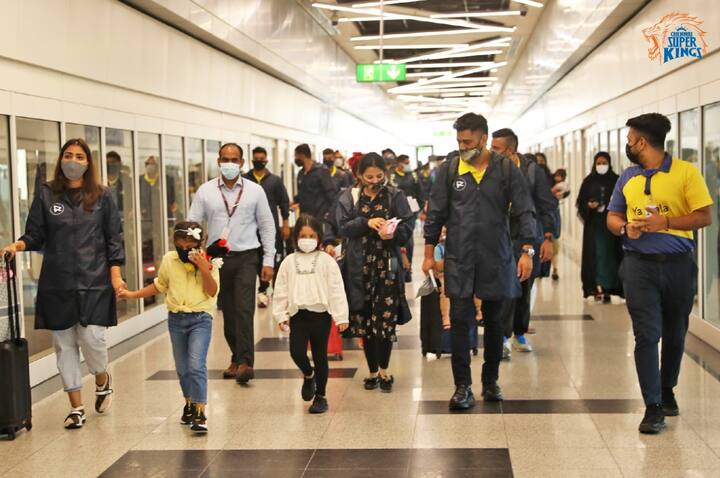 MS Dhoni with his family entering the airport surrounded by a lot of security personnels. (Courtesy: Twitter/ @ChennaiIPL)