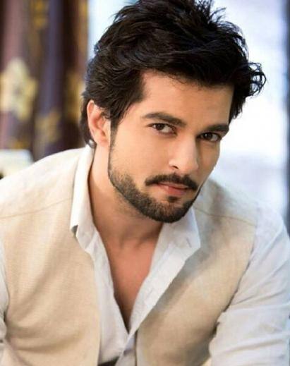 राकेश बापट – फिल्म तुम बिन से अपनी पहचान बनाने वाले एक्टर राकेश बापट को शो का हिस्सा बनने के लिए हर हफ्ते 1.2 लाख रुपये की फीस दी जा रही है.