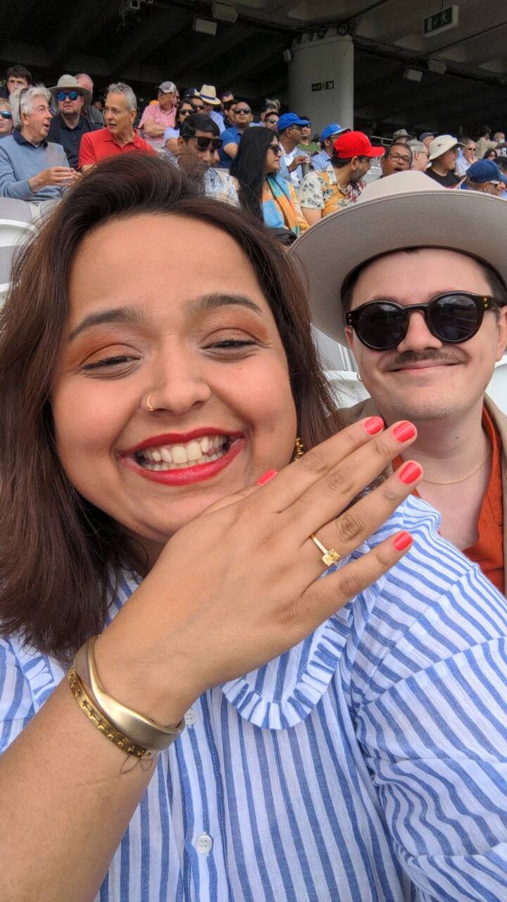 খেলা দেখার ফাঁকেই বান্ধবী অনুরাধাকে বিয়ের প্রস্তাব দেন ফ্ল্যানাউজ়।