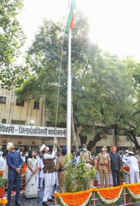 स्वातंत्र्याचा 74 वा वर्धापन दिन सोहळा आज नांदेड जिल्हाधिकारी कार्यालयात पालकमंत्री अशोक चव्हाण यांच्या उपस्थितीत उत्साहामध्ये साजरा झाला.