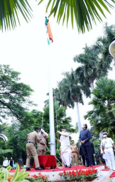 पुणे विधानभवन येथे 75 व्या भारतीय स्वातंत्र्य दिनानिमित्त राज्यपाल भगत सिंह कोश्यारी यांच्या हस्ते ध्वजारोहणाचा कार्यक्रम पार पडला. यावेळी उपमुख्यमंत्री अजित पवार देखील उपस्थित होते.