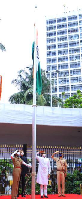 मुंबई मंत्रालयात मुख्यमंत्री उद्धव ठाकरे यांच्या हस्ते ध्वजारोहण करण्यात आलं.