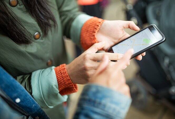 ਬਹੁਤ ਸਾਰੇ ਸਮਾਰਟਫੋਨ ਖਪਤਕਾਰ ਇਨ੍ਹਾਂ ਗਲਤੀਆਂ ਨੂੰ ਵਾਰ-ਵਾਰ ਦੁਹਰਾਉਂਦੇ ਹਨ, ਜਿਸ ਦਾ ਪ੍ਰਭਾਵ ਸਮਾਰਟਫੋਨ ’ਤੇ ਪੈਂਦਾ ਹੈ। ਆਓ, ਅੱਜ ਅਜਿਹੀਆਂ ਹੀ ਗਲਤੀਆਂ ਬਾਰੇ ਗੱਲ ਕਰੀਏ ਜੋ ਕਿਸੇ ਵੀ ਸਮਾਰਟਫੋਨ ਨੂੰ ਖਰਾਬ ਕਰ ਸਕਦੀਆਂ ਹਨ: