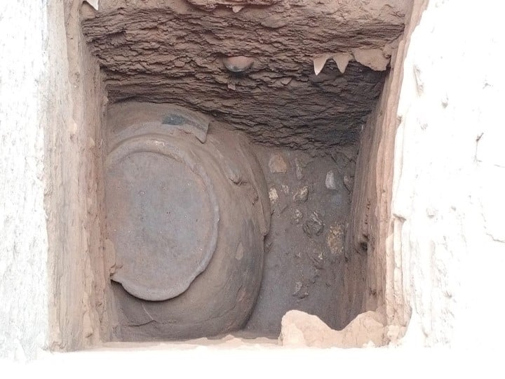 In the excavation work of Korkai Discovery of 3 foot high grain storage container 52 ஆண்டுகளுக்கு பிறகு மீண்டும் நடக்கும் கொற்கை அகழாய்வில் தானிய கொள்கலன் கண்டுபிடிப்பு...!