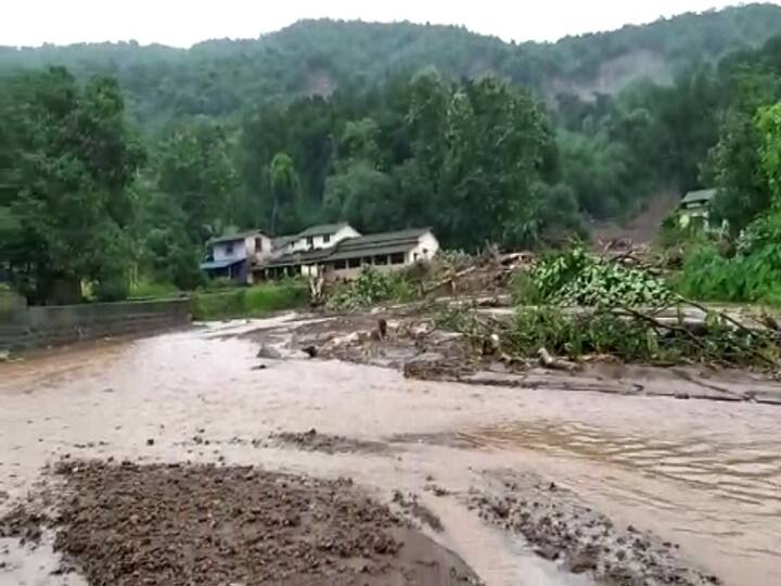 Heavenly crisis once again over the village of tivre soil of the mountains on all three sides of the village slipped down तिवरे गावावर पुन्हा एकदा आस्मानी संकट; गावातील तिन्ही बाजूच्या डोंगराची माती खाली सरकली, हजारो हेक्टर शेती मातीमोल