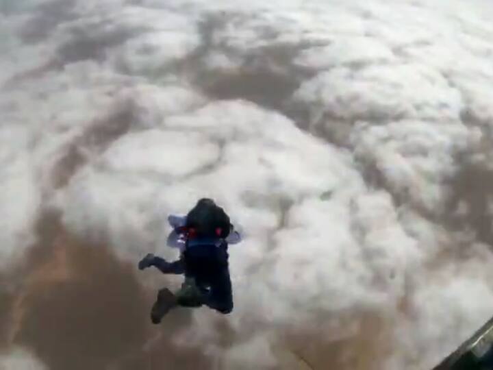 Independence Day 2021: ‘आजादी का अमृत महोत्सव’ के दौरान 10 हजार फुट से जवानों ने लगाई छलांग- Video Skydivers in action during the tri-services skydive at Chandan Range Jaisalmer, Rajasthan, organised by Indian Air Force Independence Day 2021: ‘आजादी का अमृत महोत्सव’ के दौरान 10 हजार फुट से जवानों ने लगाई छलांग- Video