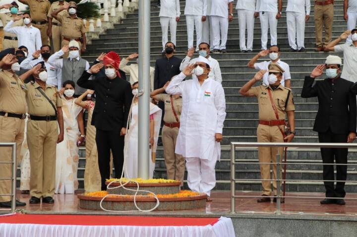 स्वातंत्र्य दिनानिमित्त आज सांगली जिल्हाधिकारी कार्यालयासमोर पालकमंत्री जयंत पाटील यांनी ध्वजारोहण करत राष्ट्रध्वजाला मानवंदना दिली.