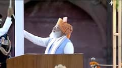 75th Independence Day: PM Modi ने Red Fort पर फहराया तिरंगा, IAF के हेलीकॉप्टर से हुई पुष्पवर्षा