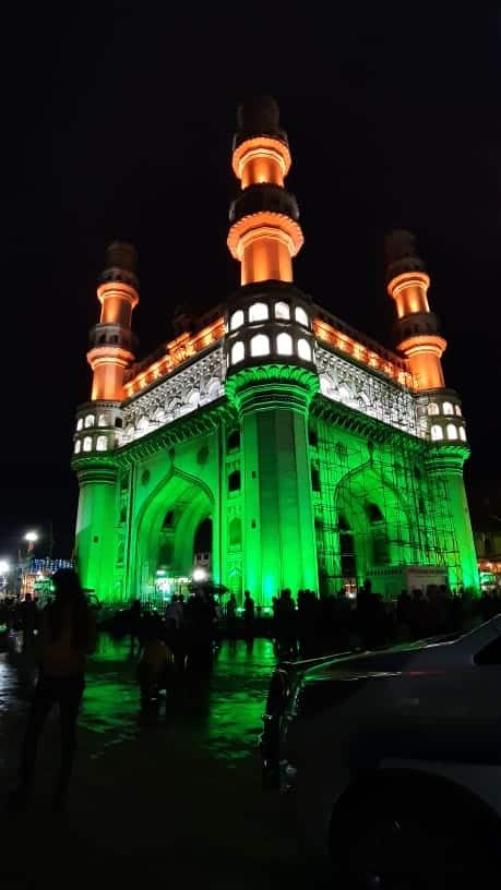 స్వాతంత్ర వేడుకలకు చార్మినార్ విద్యుత్ కాంతుల్లో ధగధగలాడుతోంది. త్రివర్ణ పతాకంలోని రంగులతో మెరిసిపోతోంది.