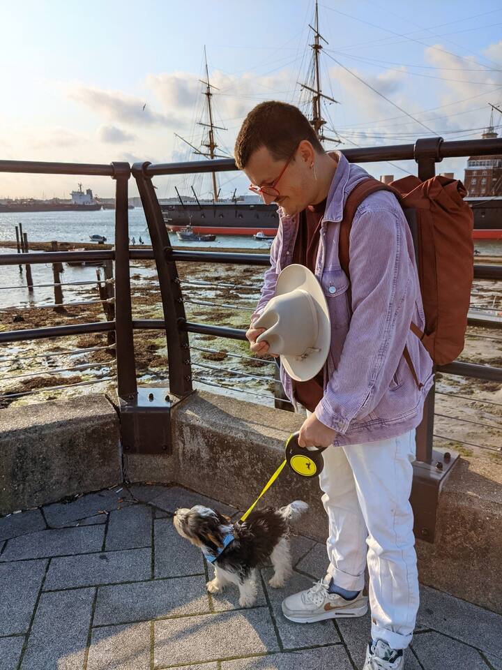 ফ্ল্যানাউজ়কে 'বেস্ট ফ্রেন্ড' বলে বর্ণনা করেছেন অনুরাধা। তাঁদের বাগদানের ছবি সোশ্যাল মিডিয়ায় ভাইরাল হয়েছে। ছবি: অনুরাধার ট্যুইটার থেকে নেওয়া