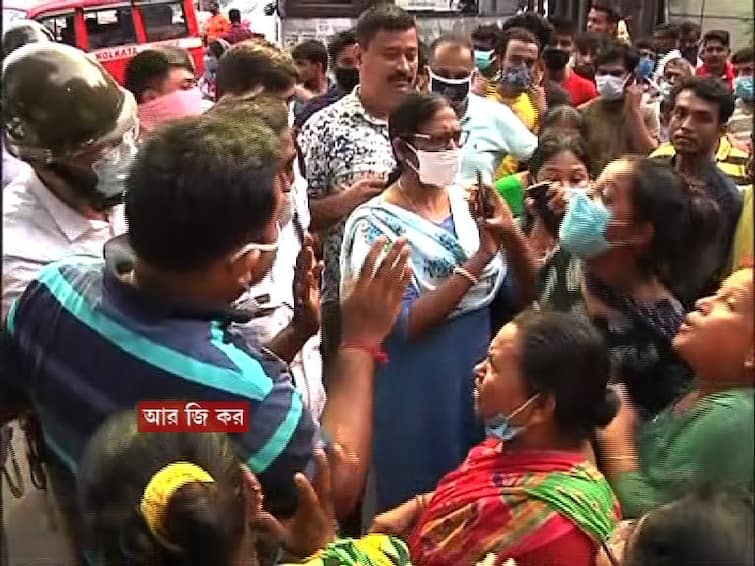 RG Kar hospital chaos, group D workers clash with security guards নিরাপত্তারক্ষীদের সঙ্গে প্রুপ ডি-র কর্মীদের বিবাদ, আরজি কর হাসপাতালে দফায় দফায় উত্তেজনা
