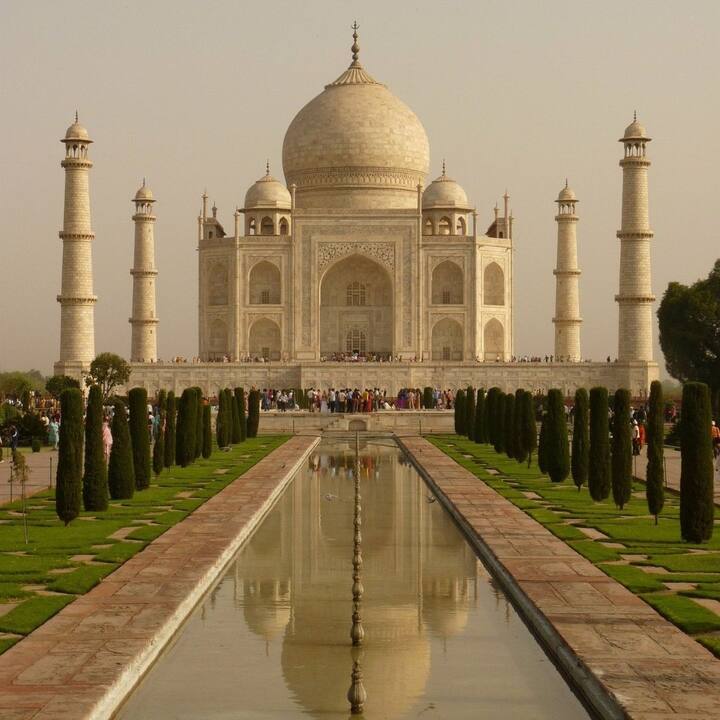 ভারতের তাজমহল। আগ্রা শহরে অবস্থিত। সাদা মার্বেলের এই সৌধটি তৈরি করেছিলেন মুঘল শাসক শাহ জাহান(ছবি সৌজন্যে : Pixabay)