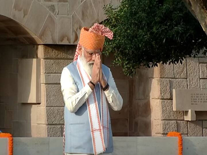 Independence Day 2021: राजघाट पहुंचा पीएम मोदी का काफिला, राष्ट्रपिता महात्मा गांधी की समाधि पर फूलमाला अर्पित की Independence Day 2021 PM Modi laid a wreath at Samadhi of Father of Nation Mahatma Gandhi at Raj Ghat Independence Day 2021: राजघाट पहुंचा पीएम मोदी का काफिला, राष्ट्रपिता महात्मा गांधी की समाधि पर फूलमाला अर्पित की