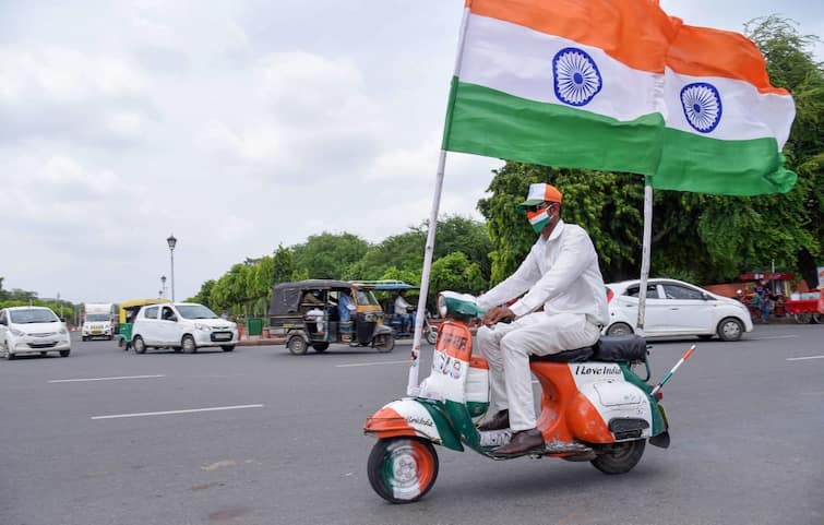 75th Independence Day of India: Here's everything you need to know about Flag code of our country and rules 75th Independence Day of India: সম্মান দিতে গিয়ে অসম্মান করছেন না তো ? জেনে নিন জাতীয় পতাকা তোলার নিয়ম