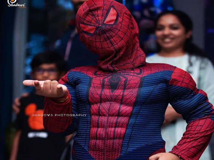 அன்பென்னும் குடையை நீட்டுகிறாய் அதில் ஆயிரம் மழைத்துளி கூட்டுகிறாய்