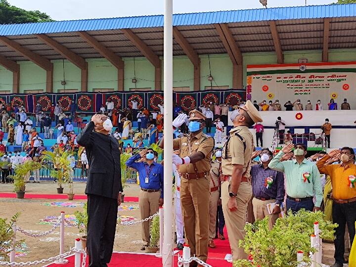 75-வது சுதந்திர தின விழாவையொட்டி, சேலம் மாவட்ட ஆட்சித்தலைவர் கார்மேகம் தேசியக்கொடியை ஏற்றி வைத்தார்.