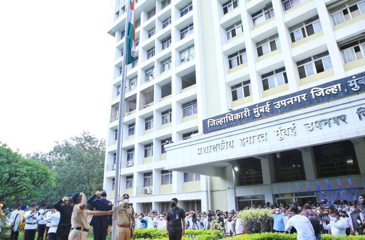 पर्यावरण व पर्यटन मंत्री आदित्य ठाकरे यांनी मुंबई जिल्हाधिकारी कार्यालयात ध्वजारोहण केले.