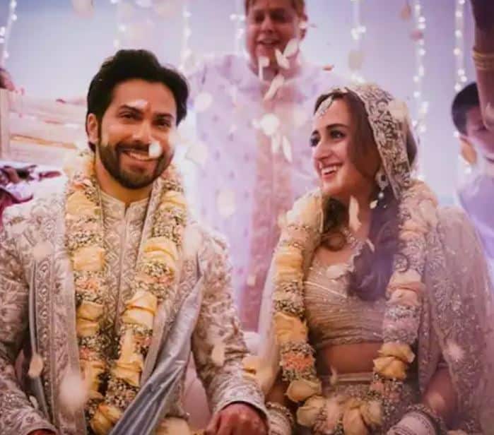 वरुण धवन: वरुणनं आपली बालपणीची मैत्रिण नताशा दलालसोबत लग्न केलं. वरुण आणि नताशा एकमेकांना 6 व्या वर्गात असल्यापासून ओळखतात.(photo courtesy : varundvn Instagram)