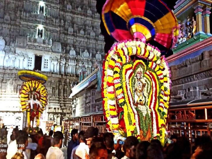 வெள்ளி ரிஷப வாகனத்தில், சந்திரசேகரர் உற்சவர் ஐந்தாம் பிரகாரத்தில் வீதி உலா