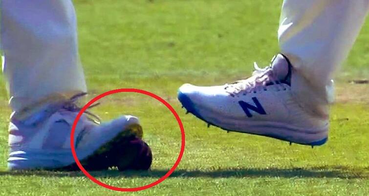 Ind vs Eng, 2021: England Cricketers are accused of ball tampering after photo of stepping on ball by English players went viral Ind vs Eng, 2021: বল বিকৃতি! ইংরেজ ক্রিকেটারদের কাণ্ডে ক্ষুব্ধ বীরু-আকাশ, শাস্তির দাবি ক্রিকেটমহলে