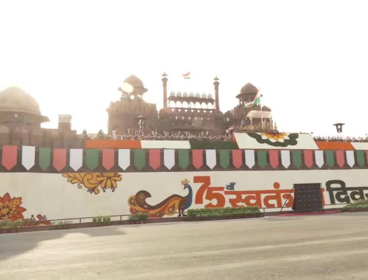 சுதந்திர தினவிழாவை சிறப்பிக்கும் விதமாக செங்கோட்டை அலங்கரிக்கப்பட்டது