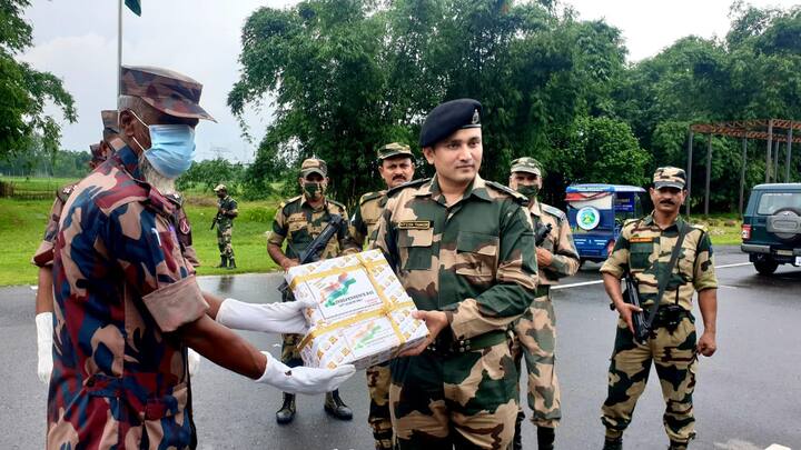 এই উপলক্ষে পেট্রাপোল সীমান্তে বর্ডার গার্ড বাংলাদেশের সঙ্গে মিষ্টি বিনিময় করল বিএসএফের সাউথ বেঙ্গল ফ্রন্টিয়ার।