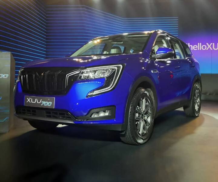 ਫ਼ੀਚਰਜ਼: XUV700 ਦਾ ਅੰਦਰੂਨੀ ਹਿੱਸਾ ਹੋਰ ਵੀ ਪ੍ਰਭਾਵਸ਼ਾਲੀ ਹੈ ਤੇ ਜੋ ਕੁਝ ਅਸੀਂ ਮਹਿੰਦਰਾ ਤੋਂ ਵੇਖਿਆ ਹੈ ਉਸ ਤੋਂ ਉਲਟ ਹੈ। ਅਜਿਹਾ ਲਗਦਾ ਹੈ ਕਿ ਇਹ ਇੱਕ ਲਗਜ਼ਰੀ ਕਾਰ ਨਾਲ ਸਬੰਧਤ ਹੈ ਜਿਸ ਵਿੱਚ ਦੋਹਰੇ ਡਿਸਪਲੇਅ ਹਨ; ਜਿਨ੍ਹਾਂ ਵਿੱਚੋਂ ਇੱਕ ਡਰਾਈਵਰ ਦੇ ਸਾਹਮਣੇ ਹੈ। ਇਹ ਡਿਊਏਲ ਐਚਡੀ ਸਕ੍ਰੀਨਾਂ ਹਨ ਤੇ ਇਸ ਵਿੱਚ ਐਡਰੇਨੋਐਕਸ ਇਨਫੋਮੈਟਿਕ ਸ਼ਾਮਲ ਹੋਵੇਗੀ ਤੇ ਇਹ ਅਲੈਕਸਾ ਵੌਇਸ ਏਆਈ (AI) ਨਾਲ ਭਾਰਤ ਦੀ ਪਹਿਲੀ ਕਾਰ ਹੋਵੇਗੀ। ਸਿਰਫ ਅਲੈਕਸਾ ਨੂੰ ਪੁੱਛ ਕੇ, XUV700 ਗਾਹਕ ਵਿੰਡੋ ਤੇ ਕੈਬਿਨ ਦੇ ਤਾਪਮਾਨ ਸਮੇਤ ਕਾਰ ਦੇ ਹੋਰ ਕਾਰਜਾਂ ਨੂੰ ਕੰਟਰੋਲ ਕਰ ਸਕਣਗੇ।
