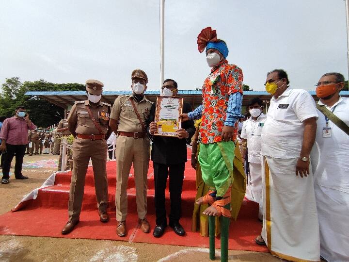 நாடகக் கலைஞர்களுக்கு கலை இளமணி விருது வழங்கப்பட்டது.