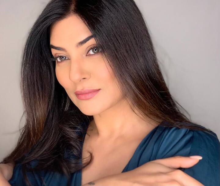 सुष्मिता सेन - सुष्मिता ने मॉडलिंग से अपना करियर शरू कर मिस यूनिवर्स का खिताब जीता और फिर कई सालों तक बॉलीवुड पर राज किया. सुष्मिता एक आर्मी फैमिली से हैं. उनके पिता विंग कमांडर शुबीर सेन इंडियन एयरफोर्स में थे. हालांकि अब वो रिटायर्ड हो गए हैं.