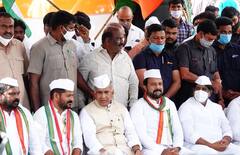 In Pics: జెండా ఎగరేసిన రేవంత్.. ర్యాలీగా కాలినడకన గాంధీ భవన్‌‌కు కాంగ్రెస్ నేతలు