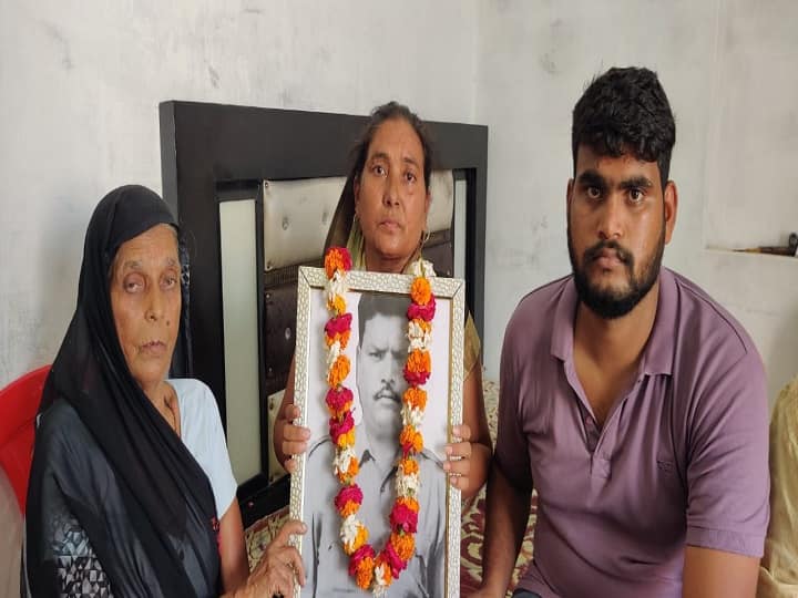 CRPF Kaushal Kumar Rawat who martyred in Pulwama attack, family tears tears could not stop even today ANN CRPF जवान कौशल कुमार रावत | अपने लहू का एक-एक कतरा देश के लिए न्यौछावर करने वाला हीरो, परिवार के आज भी नहीं थमे आंसू