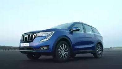 ਮਹਿੰਦਰਾ (Mahindra) ਨੇ ਆਪਣੀ ਚਿਰਾਂ ਤੋਂ ਉਡੀਕੀ ਜਾ ਰਹੀ ਗੱਡੀ XUV700 ਦਾ ਖੁਲਾਸਾ ਕਰ ਦਿੱਤਾ ਹੈ। XUV700 ਹੁਣ ਤੱਕ ਦੀ ਸਭ ਤੋਂ ਪ੍ਰੀਮੀਅਮ SUV ਹੈ। ਇਹ ਨਵੇਂ ਲੋਗੋ ਦੇ ਨਾਲ ਐਸਯੂਵੀ ਰੇਂਜ ਦਾ ਪਹਿਲਾ ਉਤਪਾਦ ਹੈ। XUV700 ਦੀ ਲੰਬੇ ਸਮੇਂ ਤੋਂ ਉਡੀਕ ਕੀਤੀ ਜਾ ਰਹੀ ਸੀ। XUV700 ਬਿਲਕੁਲ ਨਵਾਂ ਹੈ ਤੇ ਨਵੀਨਤਮ ਮਹਿੰਦਰਾ ਡਿਜ਼ਾਈਨ ਨੂੰ ਸਪੋਰਟ ਕਰਦਾ ਹੈ, ਜਿਸ ਵਿੱਚ DRL ਦੇ ਨਾਲ–ਨਾਲ ਇੱਕ ਵਿਲੱਖਣ ਫਰੰਟ-ਐਂਡ ਵੀ ਸ਼ਾਮਲ ਹੈ। ਇਸ ਐਸਯੂਵੀ ਦੇ ਡਿਜ਼ਾਇਨ ਦੇ ਨਾਲ ਨਾਲ ਵਿਸ਼ਾਲ ਟੇਲ-ਲੈਂਪਸ ਵਿੱਚ ਬਹੁਤ ਸਾਰੀਆਂ ਵਿਸ਼ੇਸ਼ਤਾਵਾਂ ਹਨ। ਇਸ ਨੂੰ 'ਸਮਾਰਟ ਡੋਰ ਹੈਂਡਲਸ' ਮਿਲਦਾ ਹੈ। ਹੈੱਡ ਲੈਂਪਸ ਨੂੰ ਹੁਲਾਰਾ ਦੇਣ ਲਈ ਆਟੋ ਬੂਸਟਰ ਆਟੋਮੈਟਿਕ ਹਨ।