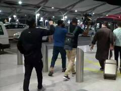 अफगानिस्तान के राष्ट्रपति अशरफ गनी के देश छोड़ने की खबर के बीच लोगों का पलायन, देखें तस्वीरें