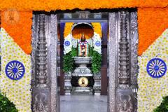 PHOTO : स्वातंत्र्यदिनाच्या निमित्त विठ्ठल मंदिरात 'तिरंगी उत्सव', फुलांची आकर्षक सजावट