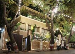 Anil Kapoor House: जुहू के इस बेहद आलीशान बंगले में रहते हैं अनिल कपूर, स्वीमिंग पूल से लेकर मिनी थियेटर तक, तस्वीरों में देखें अंदर से कितना खूबसूरत है उनका बंगला