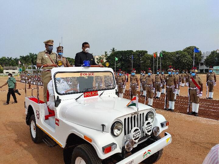 காவல்துறை அனி வகுப்பினை ஏற்றுக்கொண்டார்.
