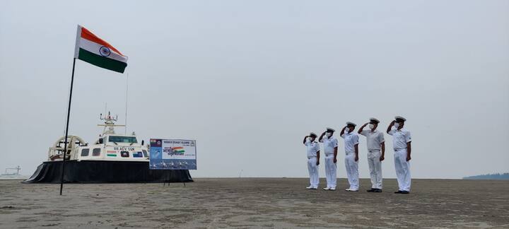 দক্ষিণ ২৪ পরগনার সাগরে জম্বুদ্বীপে তেরঙা উত্তোলন করে উপকূলরক্ষী বাহিনী।