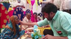 राज्यमंत्री बच्चू कडूंनी अकोल्यात वीरमातापित्यांचे धुतले पाय, झाले पंगतीतले 'वाढपी'