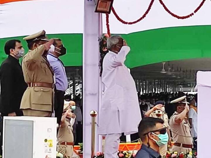 75th Independence Day Bihar CM Nitish Kumar Hoisting Flag In Patna Gandhi Maidan ann 75th Independence Day: पटना में सीएम नीतीश ने फहराया तिरंगा, कहा- आज का दिन हमारे लिए गर्व की बात