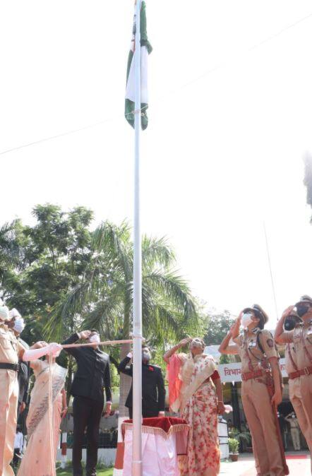 महिला व बालविकास मंत्री यशोमती ठाकूर यांनी अमरावती जिल्हाधिकारी कार्यालयात ध्वजारोहण केले.