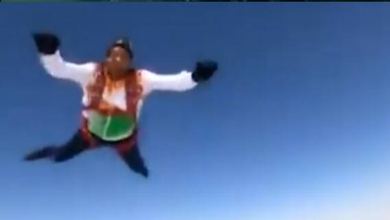 રાજસ્થાનઃ જેસલમેરમાં સ્કાઈ ડાઈવિંગ કરી વાયુસેનાના જવાનોએ કરી આઝાદીના પર્વની ઉજવણી, જુઓ વીડિયો