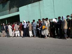 अफगानिस्तान के राष्ट्रपति अशरफ गनी के देश छोड़ने की खबर के बीच लोगों का पलायन, देखें तस्वीरें