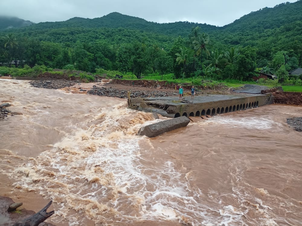 तिवरे गावावर पुन्हा एकदा आस्मानी संकट; गावातील तिन्ही बाजूच्या डोंगराची माती खाली सरकली, हजारो हेक्टर शेती मातीमोल