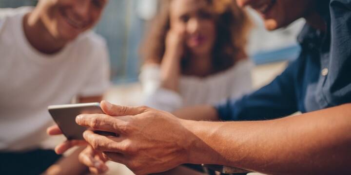 ਲੋੜ ਪੈਣ 'ਤੇ ਹੀ ਵਾਈਬ੍ਰੇਸ਼ਨ ਮੋਡ ਦੀ ਵਰਤੋਂ ਕਰੋ। ਬਹੁਤ ਸਾਰੇ ਲੋਕ ਹਰ ਸਮੇਂ ਵਾਈਬ੍ਰੇਸ਼ਨ ਮੋਡ ਨੂੰ ਚਾਲੂ ਰੱਖਦੇ ਹਨ। ਅਜਿਹਾ ਕਰਨ ਨਾਲ ਫ਼ੋਨ ਦੀ ਬੈਟਰੀ ਜਲਦੀ ਖ਼ਤਮ ਹੋ ਜਾਂਦੀ ਹੈ। ਬੈਟਰੀ ਦੀ ਉਮਰ ਵੀ ਘੱਟ ਜਾਂਦੀ ਹੈ।