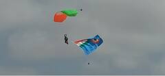 Azadi ka Amrut Mahotsav জয়সলমেরে ১০ হাজার ফুট থেকে ঝাঁপ তিনবাহিনীর ৭৫ স্কাইডাইভারের