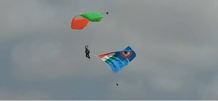 স্বাধীনতার ৭৫ বছর প্রতীকী 'আজাদি কা অমৃত মহোৎসব'-এর অনুষ্ঠানের অঙ্গ হিসেবে রাজস্থানের জয়সলমেরের চন্দন রেঞ্জে তিন বাহিনীর একত্রে স্কাইডাইভিংয়ের আয়োজন করে ভারতীয় বায়ুসেনা।