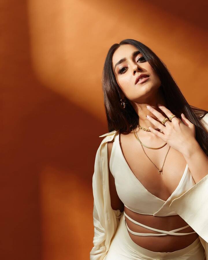 గోవా బ్యూటీ ఇలియానా ఫొటోలు (Image Credit: Ileana D'Cruz/Instagram)