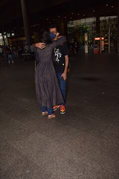 पति Yuzvendra Chahal को एयरपोर्ट पर देखते ही Dhanashree Verma ने लगा लिया गले, खूब लुटाया प्यार, देखें तस्वीरें